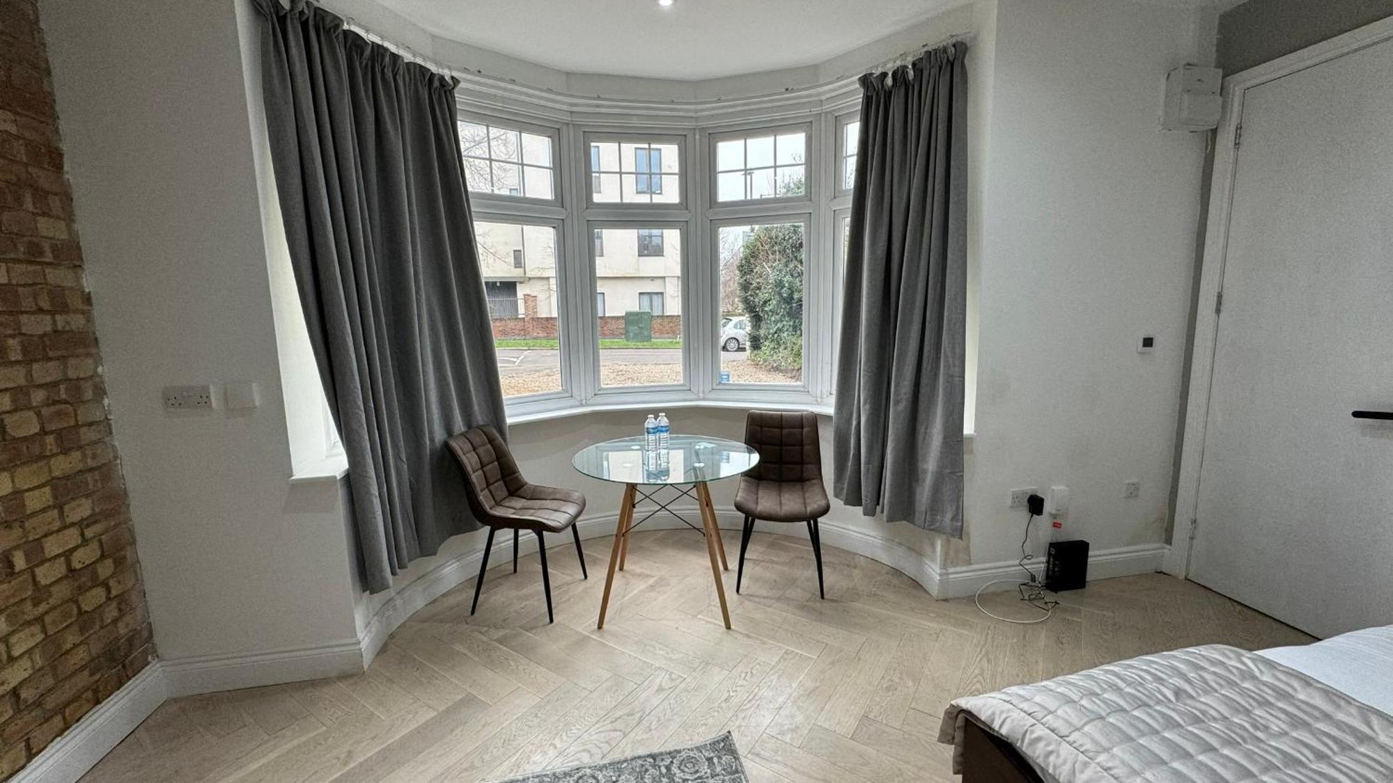 London Studios And Suites 해로우 외부 사진