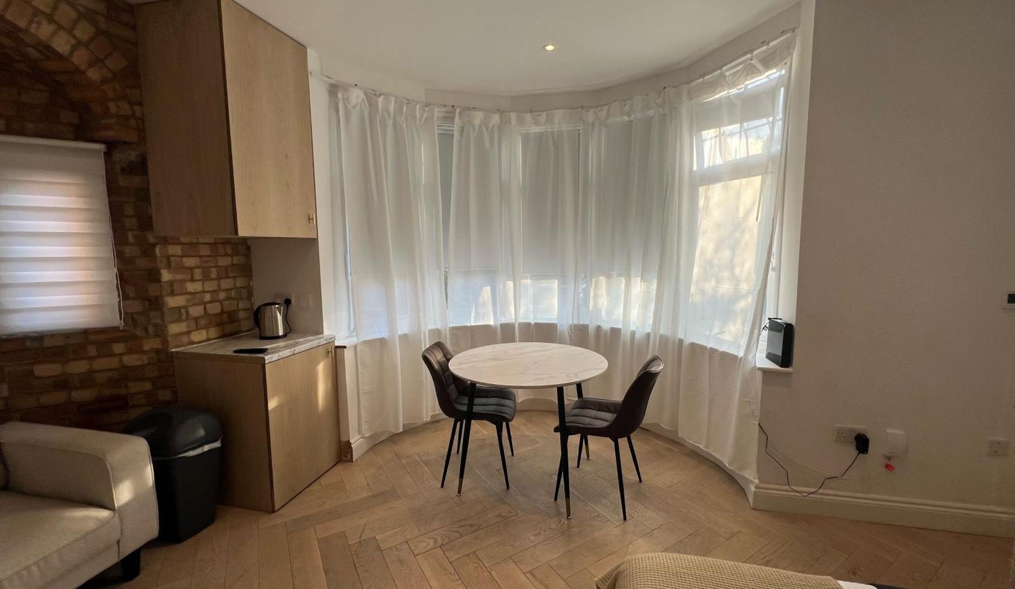 London Studios And Suites 해로우 외부 사진
